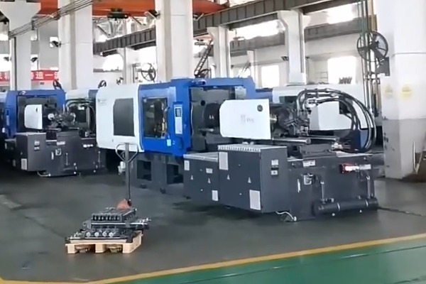 大型二板式智能注塑機(jī)設(shè)備實(shí)拍圖2